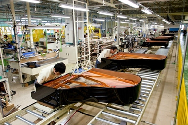 ヤマハピアノ工場見学：鍵盤とアクションの取り付け